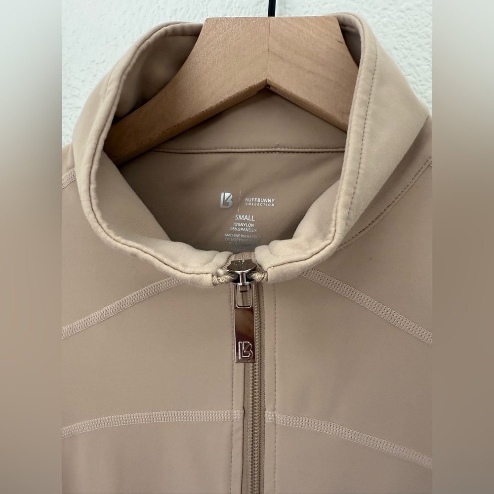 BuffBunny Open Back Zip Up Athletic Jacket Thumbholes Tan Slimming Gym Small - Picture 2 of 9